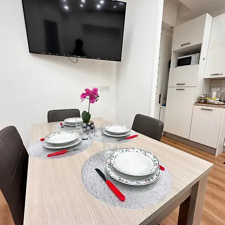 - Affittasi Elvi Home, Con Aria Condizionata Centralissimo A Pochissima Distanza Da Ariston, Casino E Dal Mare