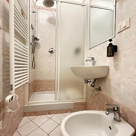 - Affittasi Elvi Home, Con Aria Condizionata Centralissimo A Pochissima Distanza Da Ariston, Casino E Dal Mare San Remo