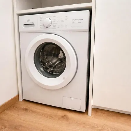 - Affittasi Elvi Home, Con Aria Condizionata Centralissimo A Pochissima Distanza Da Ariston, Casino E Dal Mare *