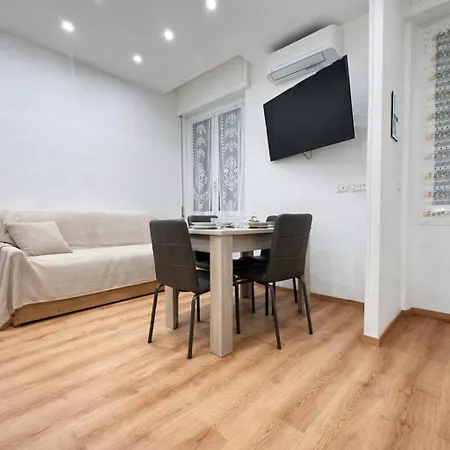 - Affittasi Elvi Home, Con Aria Condizionata Centralissimo A Pochissima Distanza Da Ariston, Casino E Dal Mare サンレモ